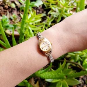 Vintage Swiss Trafalgar Classic Gold & Silver Stretch Watch